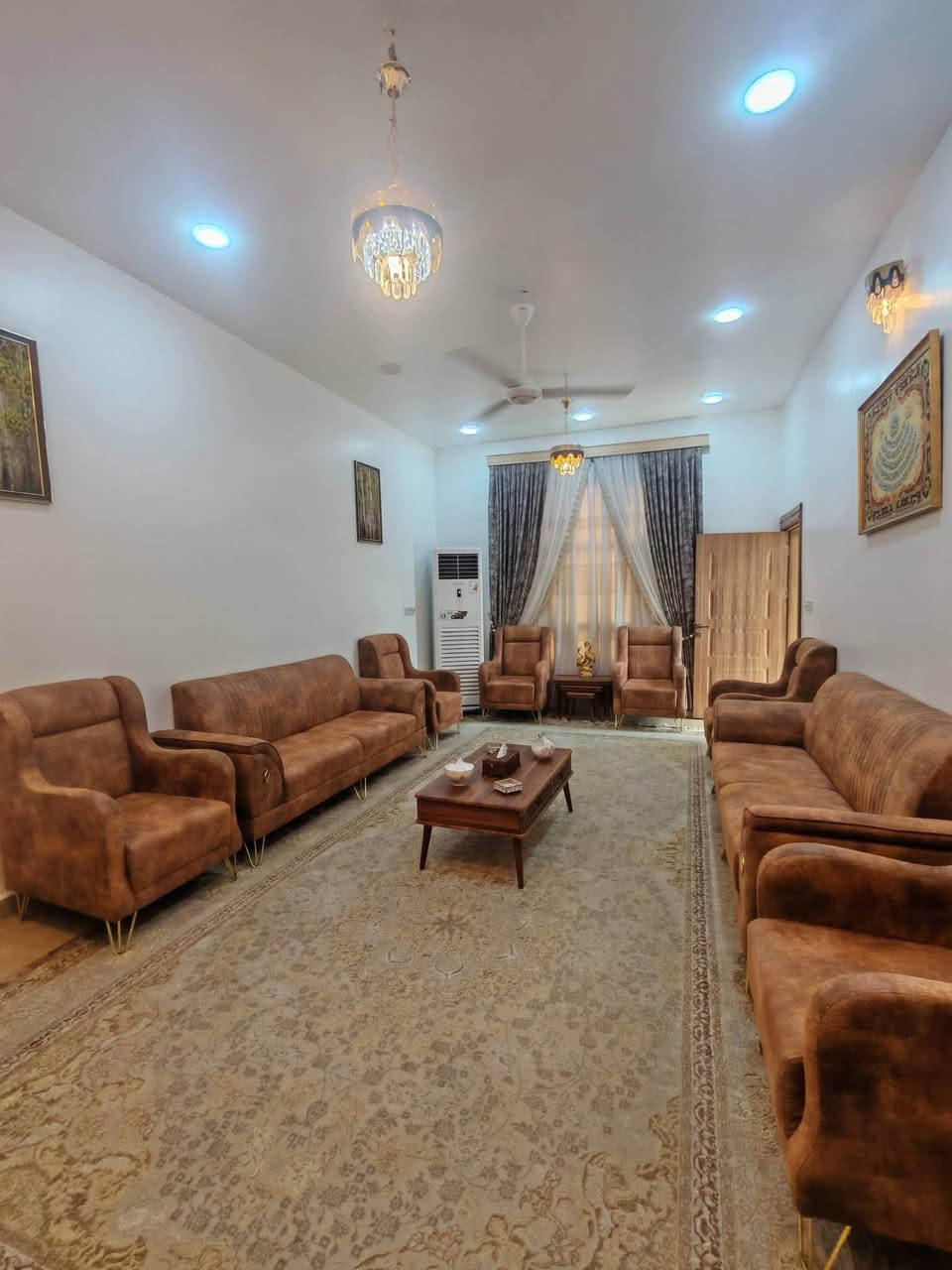 #دار_للــبـيــع 🏠 #العنوان: حي الفرات، قرب مدرسة الاقتدار.

المساحة: 193.5 م²
الواجهة: 9 أمتار.

الطابق الأول:
غرفتا نوم، إحداهما سويت، منوران، ثلاثة مجاميع صحية، صالة استقبال كبيرة، ومطبخ حار وبارد.

الطابق الثاني:
غرفة، حمام، مخزن، وسطحان.
الطابق الأول كونكريت، والطابق الثاني عكادة.
سنة البناء: 2025.

مطلوب إسكان 62 مليون دينار.
: تسديد شهري 332 الف..
——————————————-
#متابعة_الصفحة
#نستقبل_جميع_عروضكم
———————————————————
🔺#للاستفسار الاتصال ع الارقام
 ارشد ***********📲 
 حسن *********** 📲  
واتساب *********** 📲  
—————————————————————
او زيارة مكتبنا متواجدين 3 الظهر إلى 8 مساء 
🔺مكتب دره المشرق للاستثمار والتطوير العقاري 
🔺العنوان:-حي الجزائر الشارع العام قرب مأكولات تشرين
ومجاور شركة زاد اهل الخير للسفر والسياحة
