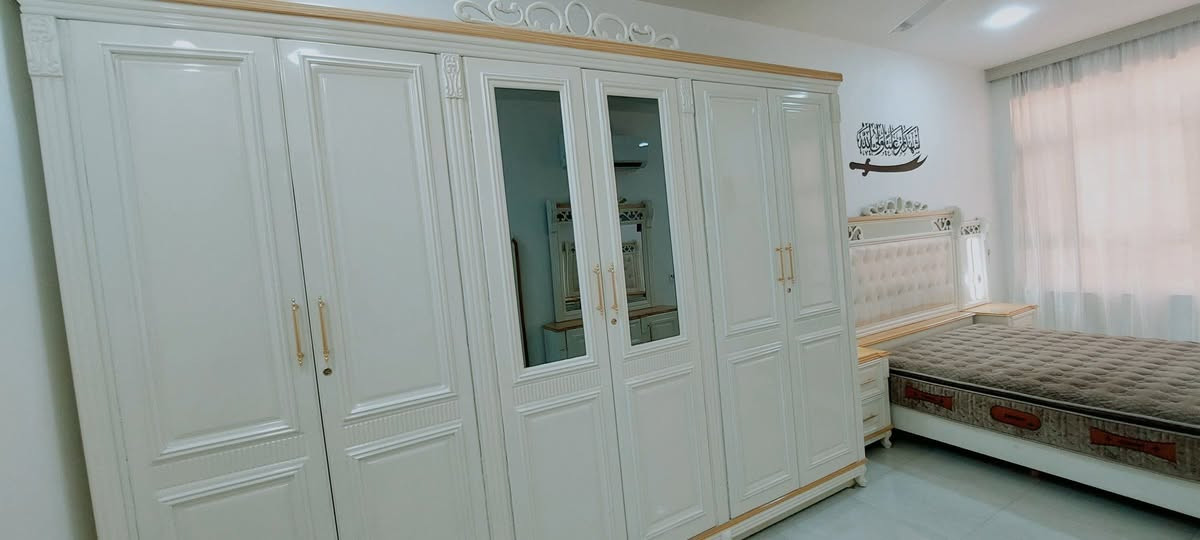غرفة عراقيه صبغ شذري  اوف وايت حراري 
جديده مستخدمه قليل جدا اي اضرار مابيه 
السعر 2 مليون و300 بيهه مجال حك الجيه
عنواني : بغداد رواد الشعله
رقم ***********
