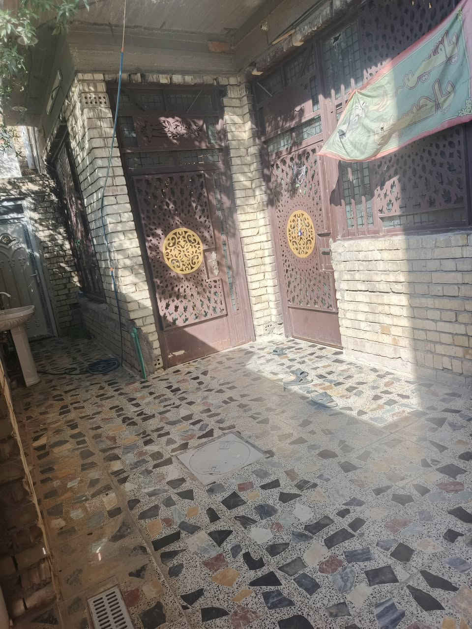 سلام عليكم دار، لللبيع مساحة الواجهية ١١ والنزال ١٤٫٥ العنوان أم الكبر والغزلان رقم هاتف ***********
