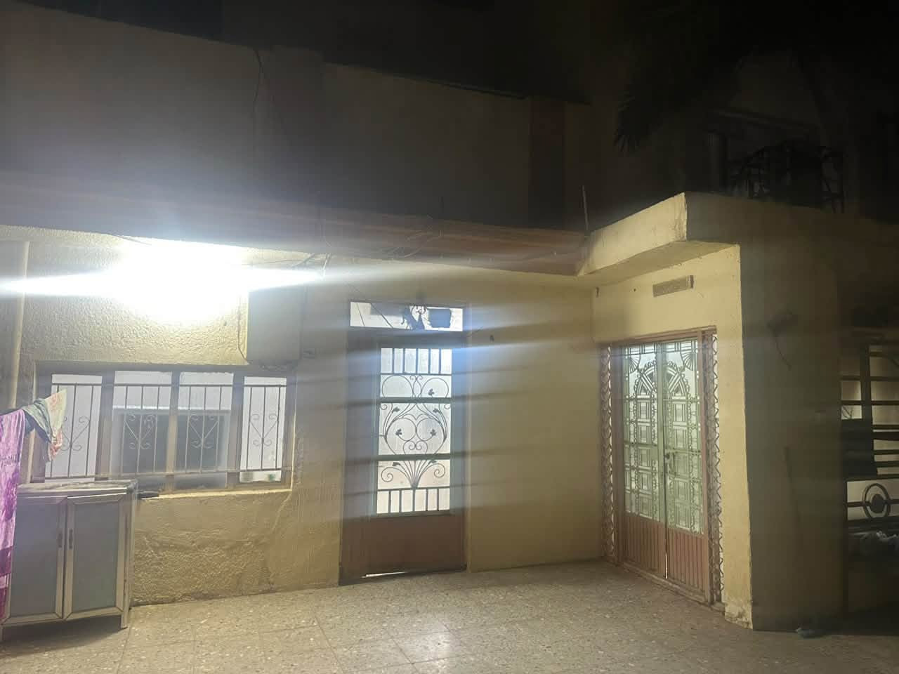 للبيـــــــــــــــــع
بيت للبيع في حي الرياض قريب جداً من الندي الرياضي بناء قديم يعتبر قطعه، السعر مناسب، المساحه ١٨٠م ، البيت طابقي يحتوي على ٣ غرف نوم + استقبال كبيره + صاله + مطبخ + ٣ مجمعات صحيه + كراج مع حديقة صغيره. للاستفسار *********** بي واتس أب.
