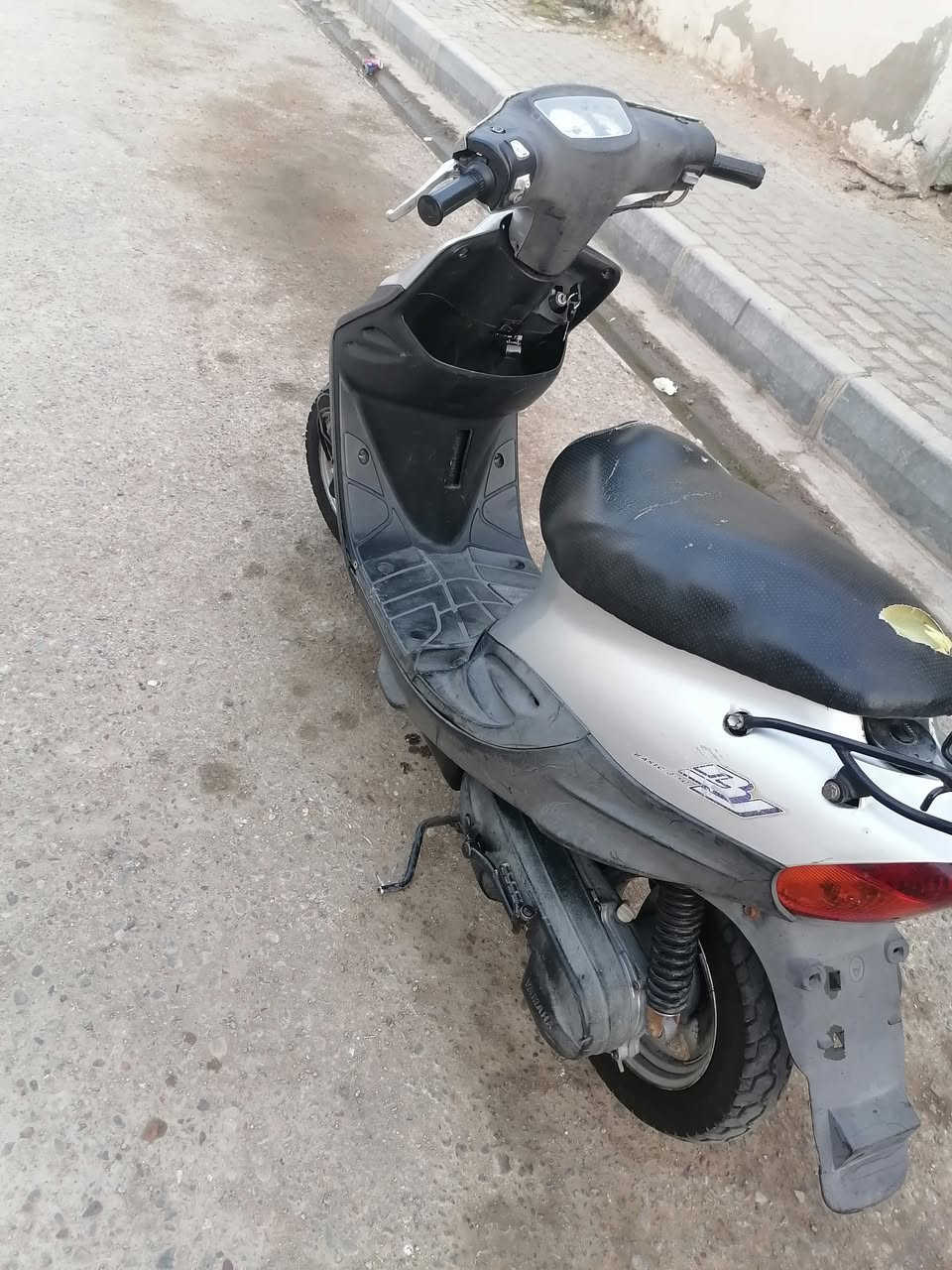 السلام عليكم دراجه بيجي نضيفه مثل ماواضح بصوره كلشي يشتغل   بيه سعر 350 بيه مجال بصيط    دراجه مفتوح ***********
