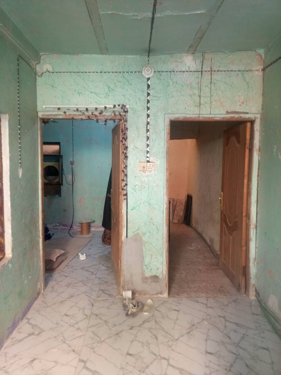 السلام عليكم البيت للبيع طابو زراعي سند 25 مساحه 60 متكون من غرف 2 وصاله+ مطبخ +منور ساحه البيت مبينه كدامك تخاريج خارجيه كامل من كلشي مجاري البيت خارجيه بشارع كونكريت سعره 12 بي مجال قليل مكانه كوفه وره مسلم ابن عقيل ع ***********
