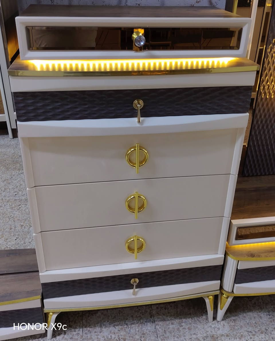 معرض مهند البجالي بيع وشراء الغرف النوم التركيه المستخدم لدينا غرفه نوم تركي عشر قطع نظافه 100% طول الكنتور 3 امتار 30  عنوان المعرض موصل حي البكر قرب شارع الاطباء***********
