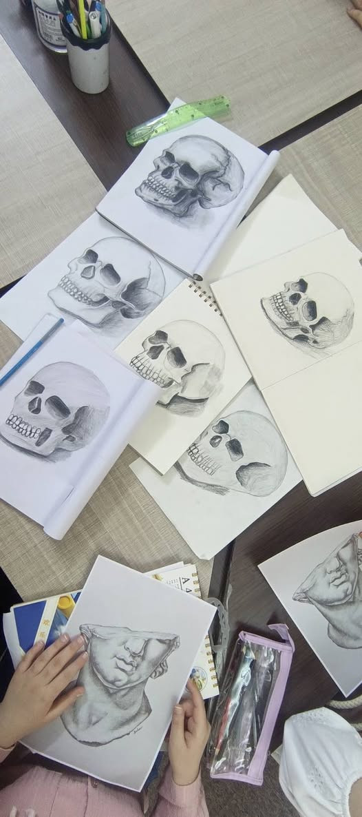 سواء كنتِ تحبين تطوير موهبتكِ، أو تسجيل طفلكِ، أو احتراف الرسم بالزيتي.. باب التسجيل مفتوح الآن في الموصل الجانب الايسر / مجمع مكة المكرمة/ شركة السحابة للتدريب 🖌️🤍

📌 اختري دورتكِ الفنية (3 أسابيع لكل دورة بواقع 9 محاضرات ):

👧 1. دورة الأطفال:

تعليم أساسيات الرسم والألوان المائية خطوة بخطوة في أجواء ممتعة و تفاعلية لتنمية الإبداع والثقة.

🎨 2. دورة الهاويات وطالبات الفنون:

أساسيات الرسم الأكاديمي، النسب والتناسب، المنظور، الضوء والظل، وتقنيات الرسم المائي.

🖌️ 3. دورة الألوان الزيتية:

التعلم من الصفر: خامات، مزج الألوان، تقنيات الفرشاة، وتنفيذ لوحة زيتية متكاملة خاصة بكِ و من اختياركِ ✨.

✨ الدورات مناسبة جداً للمبتدئات والهاويات وطالبات الفنون.

📩 للحجز المباشر أو الاستفسار:

📞 الواتساب / الهاتف: ***********

💬 أو مراسلة بريد الصفحة 

 
              #رسم #تعليم #art #دورات #طالبات #وفاءالعمري #فن #بنات
