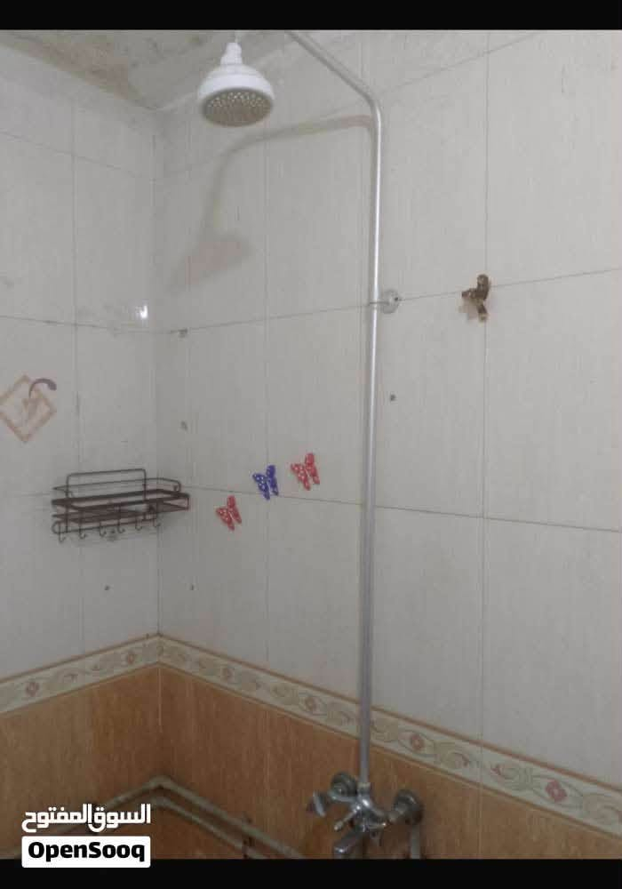 شقه للايجار طابق اول البصره مشراق الجديد قرب جامع الحسنين غرفه وهول ومطمخ وحمام باب معزول 350  الف عائله فقط @ ***********
