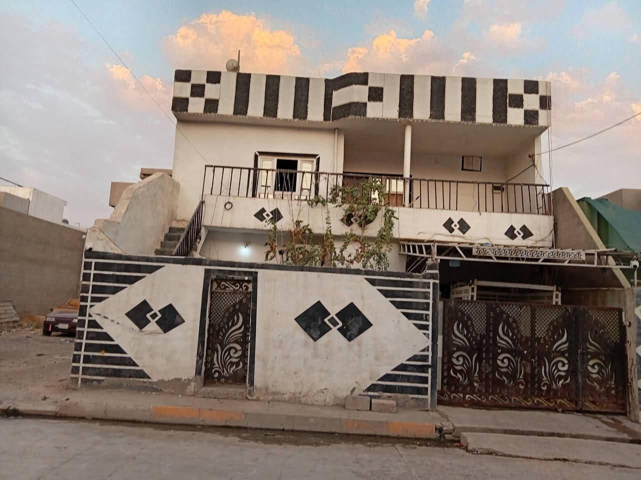 سلا عليكم 
الموقع مالته ال خمسه وخمسين قرب مدرست دار البيضاء و قرب  عل صيدلية القاضي 
دار للبيع مساحته 200متر طابقين 3غرف جوه ومطبخ وهول واستقبال وفوك 2غرف وستقبال وحوش جبير السعر 130وبي مجال الاستفسار رقم ***********
***********
