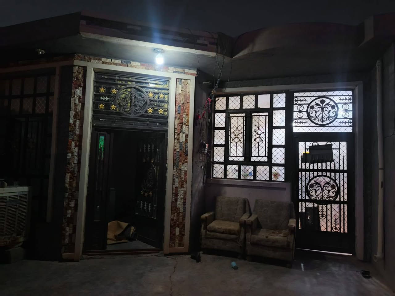 سلام عليكم مشتمل للبيع الرحاب شارع المضيف  طابوزراعي سند 25واصله تبليط يبعد عنه 30متر. قرب جامع نور الرحمه مباشر. المساحه 130 كامل نقص فقط ستاره مطبخ صيحيات سيراميك. البيت كله صبه نضيفه ارضيته علما البيت مؤجر السعر 35مليون. للاستفسار ***********
