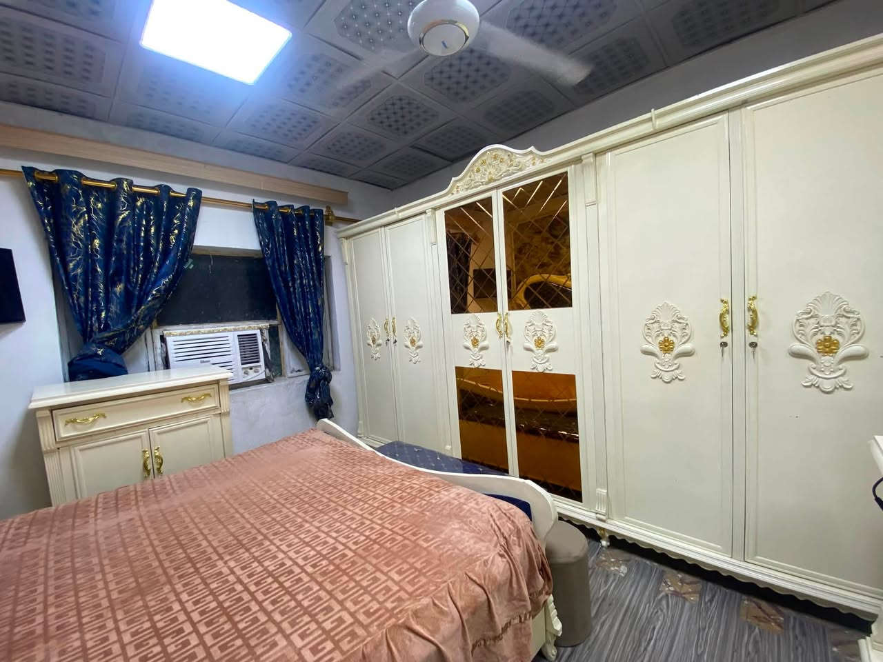 السلام عليكم غرفة اخشاب عراقي تفصال درجة اولى الشكل تركي مستعمل سنة وحدة نضيفة السعر مليونين ماخذهه ب٣ ملايين وبيهه مجال متواجد واتساب للاستفسار ***********
