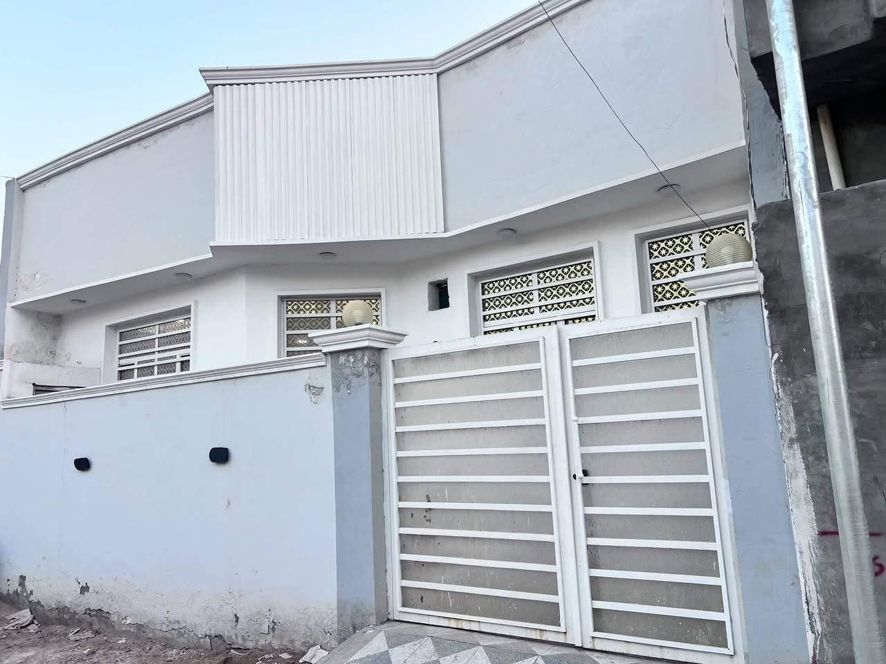 سلام عليكم بيت الايجار مساحته 120متر مربع بيت نظيف جدا يتكون من صاله ومطبخ وكلدور وغرف نوم كافت خدمات موجوده وقريب على شارع تبليط 
سعر 350وبي مجال كل شهر ابشهر 

العنوان حله شارع الرابط بين شارع 80وشارع 100
لاستفسار اكثىر مراجعت مكتب بهاء الجشعمي العنوان حله شارع 100قرب جسر المشاه 
او
 لاتصال على الرقم التالي 
***********

