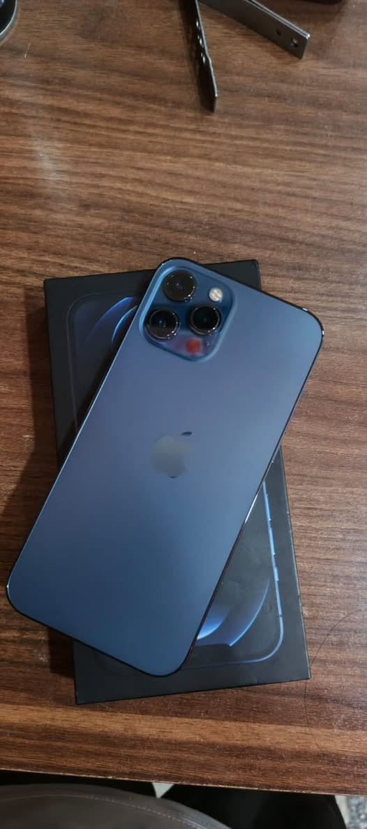 للبيع iPhone 12 Pro Max كفالة- (نيلي)
اللون: نيلي
السعة: 128GB /بطاريه 77 ½
نسخه الشرق الأوسط
مع الكارتونه الاصلية المطابقه ونظيف جداً مامبدل أي قطعة، والجهاز بحالة ممتازة
السعر: 470 بي مجال 
الموقع: بغداد -البلديات
ما للتواصل:***********
