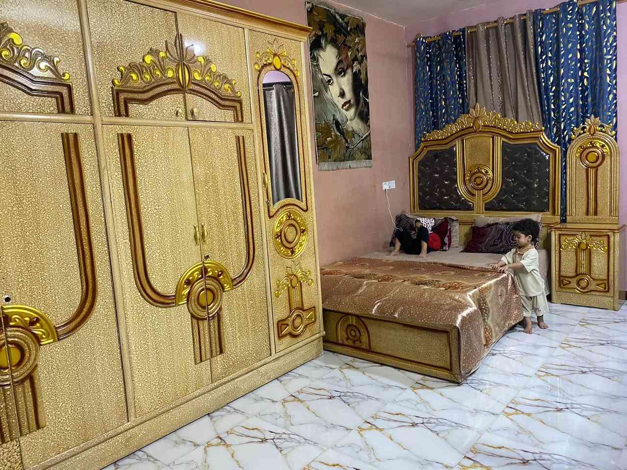 السلام عليكم 

غرفة اخشاب عراقيه صبغ حراري درجه اولى مع جربايه اطفال 
مكان بغداد العبيدي 

السعر مليون قفل 
***********
