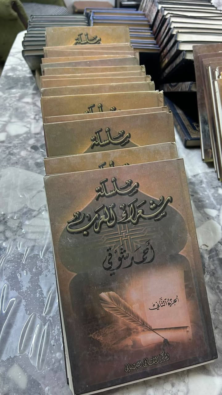 كنتور • سرير • مجموعة كتب
