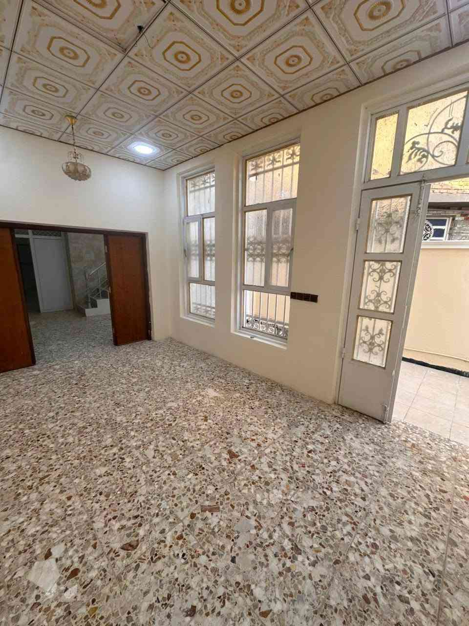 البيت للبيع حي الفرات مساحه ١٣٨ متر الواجه ٦ كونكريت يحتوي ٢ غرف وصاله وستقبال ومطبخ وصحيات ٢ الاستفسار ***********
