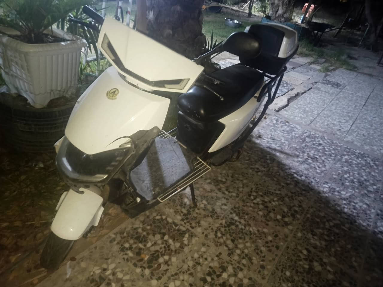 دراجه شحن كلشي شغال بيها بس ناقصها بطاريات السعر خاص ***********

