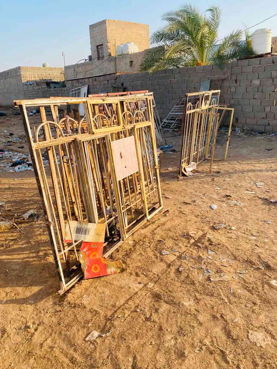 بفضل الله
متوفر لدينا حديد مستخدم 
ابواب طلاقه 
ابواب خشب 
شبابيك ابو ٢
شبابيك ببسي متر ونص بمتر ونص نضيفات جدااا
محجرات 
بواري حديد ٤متر 
باب طلاقتين 
باب استقبال ٣متر ارتفاع وعرض متر ونص 
شيلمان بلجيكي قديم 
العنوان شارع الرائده 
***********
***********
