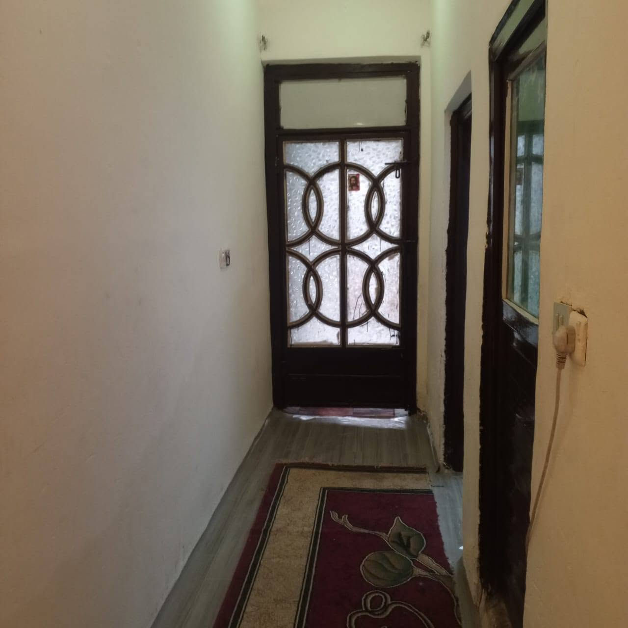 السلام عليكم بيت بحي الامين الاول قريب جدا للشارع العام مساحه ٣٠٠ متر واجهه ١٢ نزال ٢٥ يحتوي البيت على غرفه وصاله ومطبخ وصحيات وكراج سياره خدمات كامله البيت نقصه بس الارضيه للاستفسار اكثر ***********
