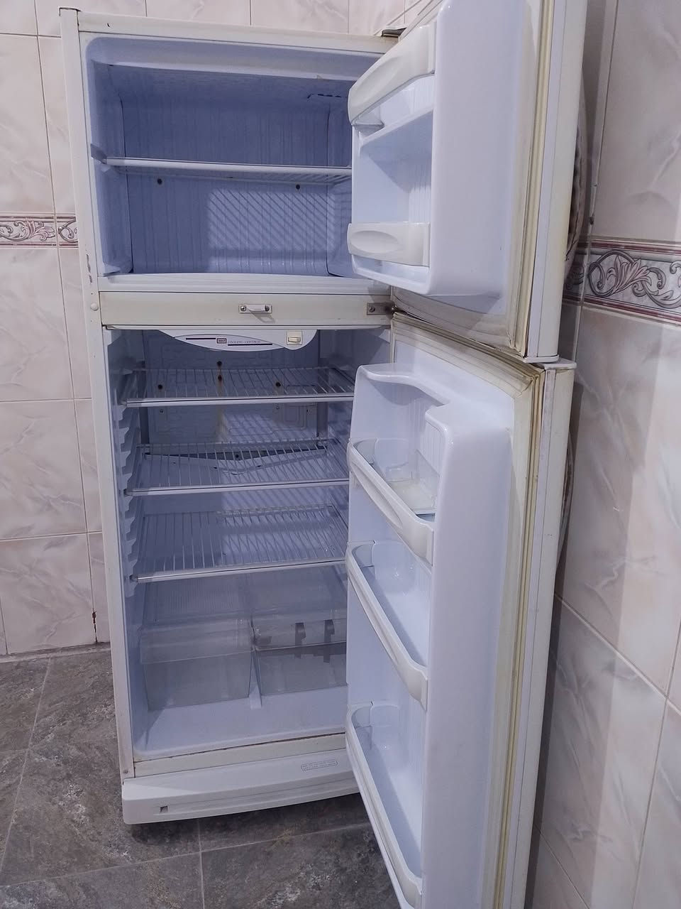 ثلاجه كونكورد الاصلي 
حجم 16 قدم 
ولا برغي مفتوح بيه شرط 
فريز ثلج 
200 السعر 
*********** 
الديوانيه حي العسكري
