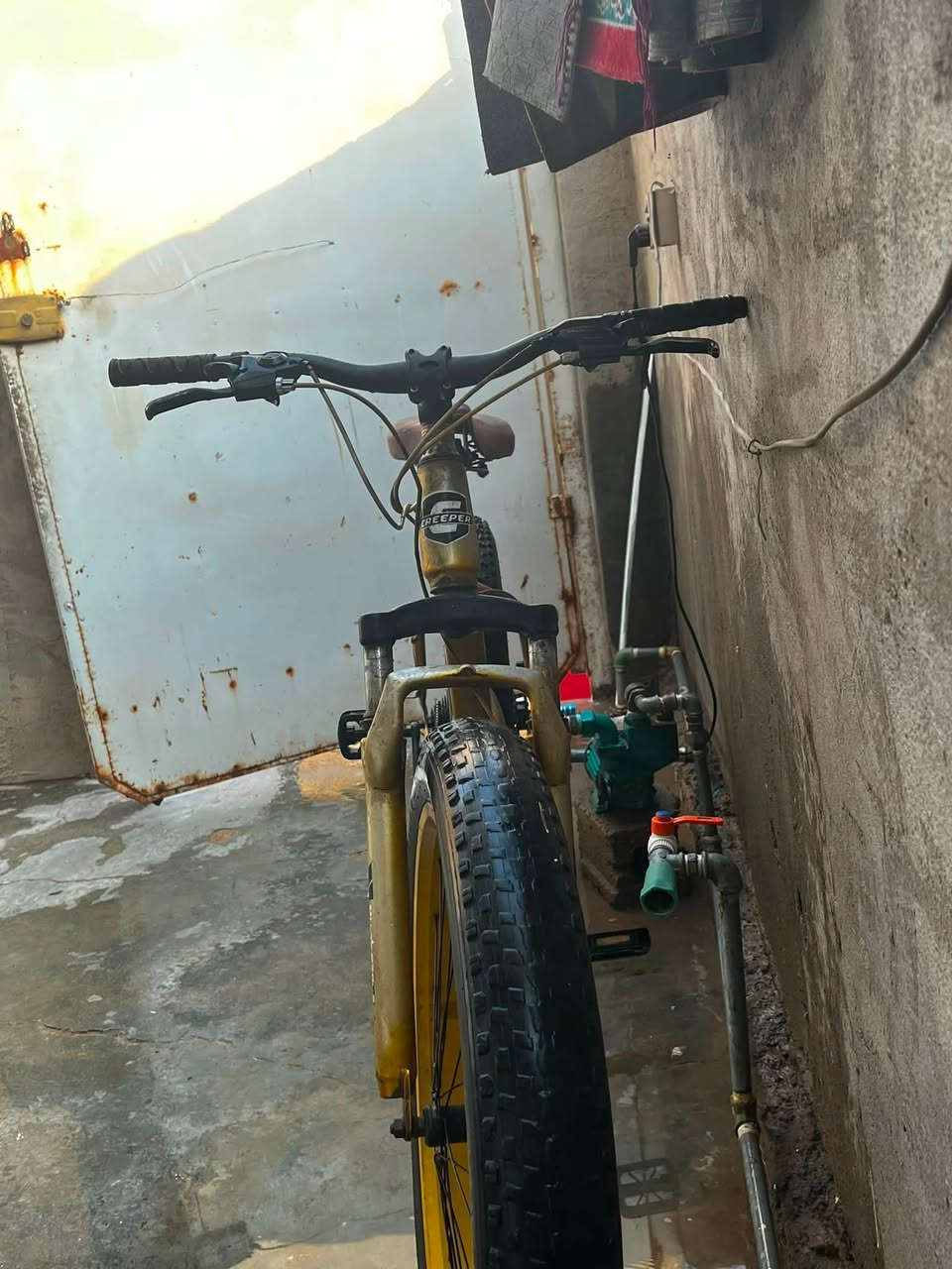 � دراجة هوائية للبيع 🔥
قياس:26
* لون ذهبي/أصفر
* تايرات عريضة وجديدة/نظيفة
* فرامل ديسك أمامي وخلفي
* تبديلات سرعات
* الشاصي قوي ومتحمل
* الدراجة نظيفة وجاهزة للاستخدام
    💰 السعر: [90وبي مجال 
    📍 المكان: الرمادي
    📩 للجادين مراسلة خاص
الي يريد يعرف عنه اكثر يراسل خاص  الرقم:
(7839094212)
