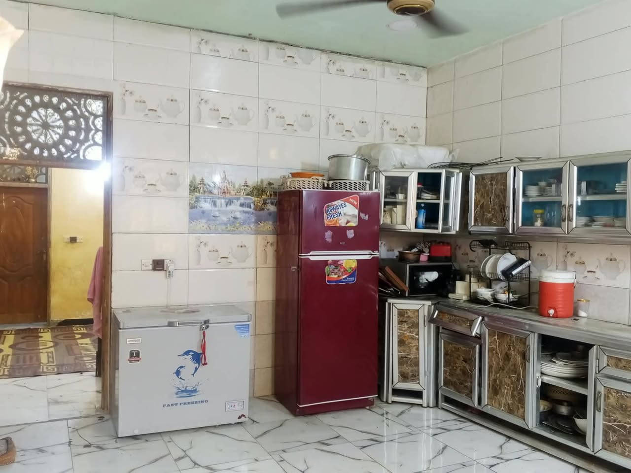 سلام عليكم بيت للبيع مساحه200 بناء جديد درجه وله كاشي سيراميك/صطح/شتايكر حيطارق شارع لمدارس بضهر تجاري كامل خدمات موقع مميز خريطه حلوه رقم صاحب دار‏‪***********‬‏ قريب عله مدارس /85/بي مجال لشراي خوان تكدر سوي بيتين تجرهن خير من الله
