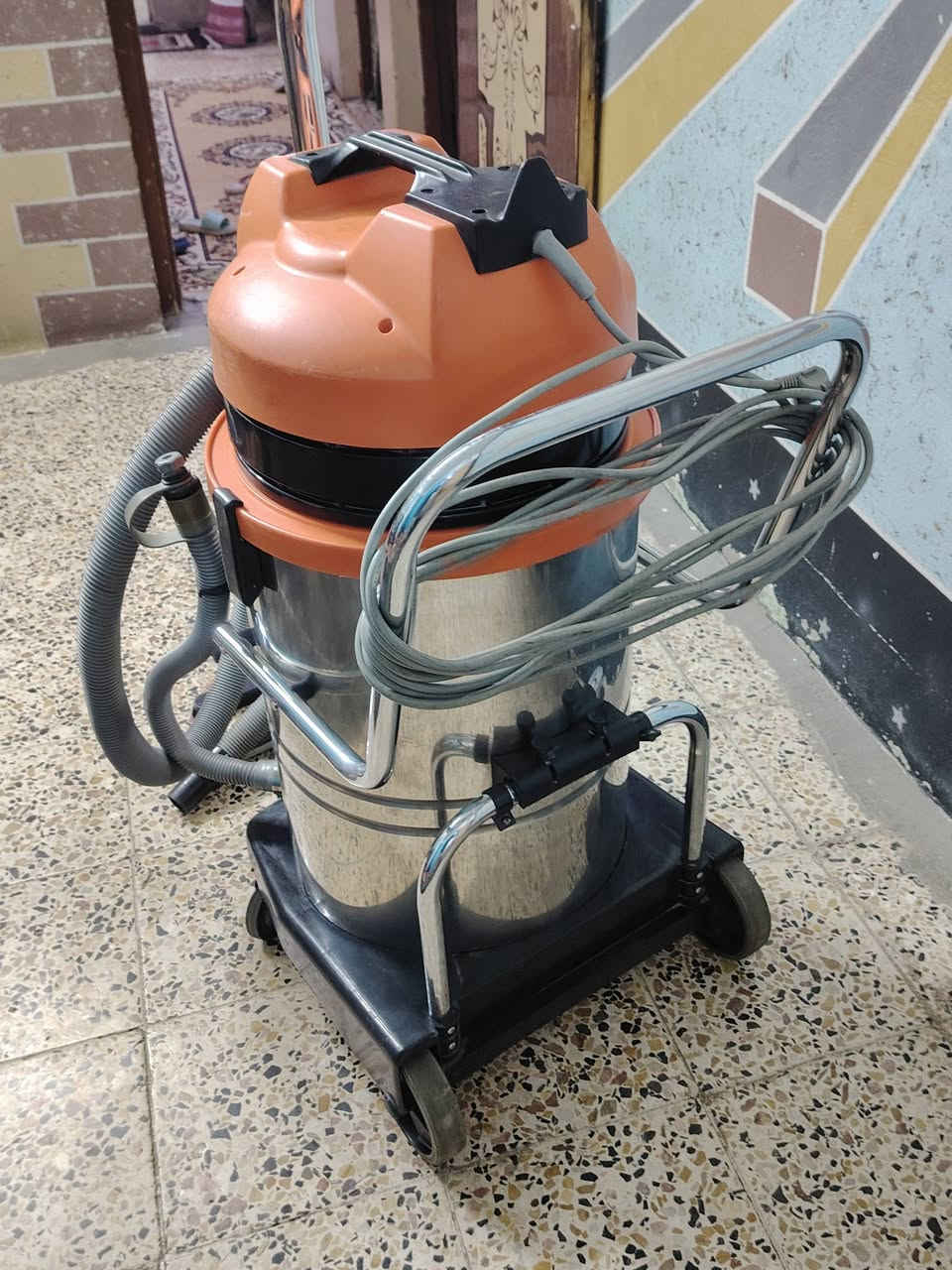 عندي مكنسه كهربائيه للبيع سرعتين مستعمله قليل كلش للاستفسار ***********
