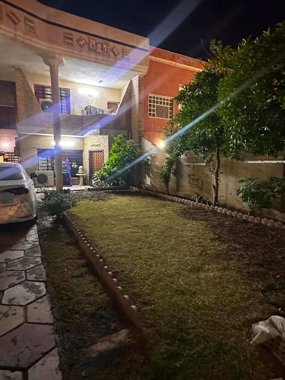 🏡 الفهد للوساطة العقارية 🏡
🔥 هذا العرض للإيجار — إيجار إيجار 🔥

📍 الموقع: حي البنوك – محلة 319 – زقاق 40
📍 خلف شارع الميثاق

📐 المساحة: 255 م²

✨ مواصفات العقار:
🔹 كراج كبير
🔹 حديقة كبيرة
🔹 حمام خارجي

🏠 الطابق الأرضي:
• مطبخ
• صالة
• استقبال (غرفة ضيوف)
• غرفة نوم
• حمام

🏠 الطابق الأول:
• 3 غرف نوم كبيرة
• صالة
• حمام

🏠 الطابق الثالث:
• بيتونة
• سطح كبير جداً

🔥 للإيجار — تريده مع الأثاث؟ تريده بدون أثاث؟ الخيار متوفر حسب رغبتك.

📞 للاستفسار والتفاصيل:
***********
***********

🏡 الفهد للوساطة العقارية — عروض مميزة، ومواقع تستحق.
