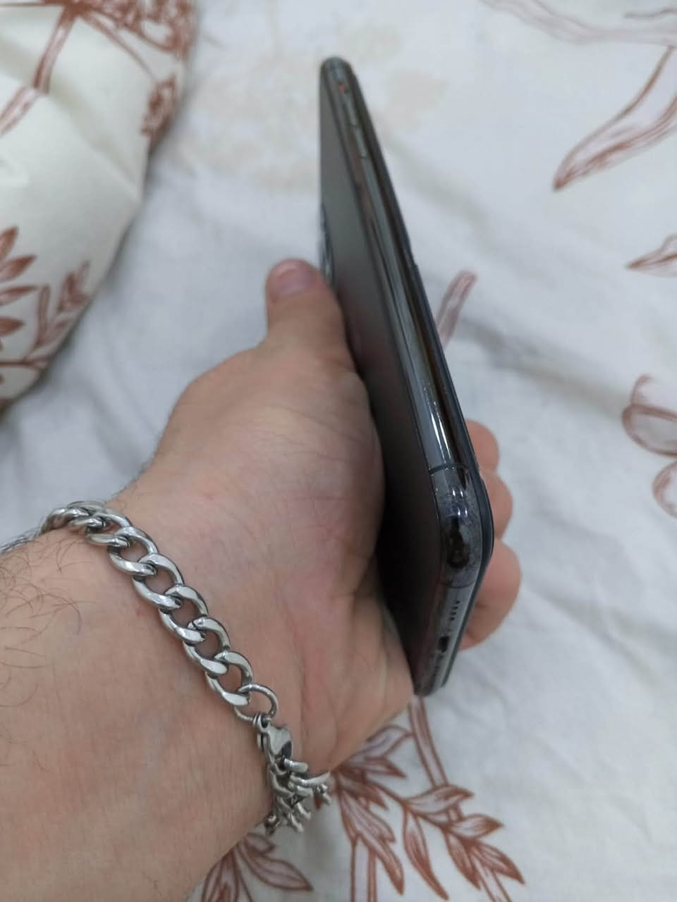 السلام عليكم 
موبايل 11 برو ماكس
ذاكره 256
بطاريه بلادي مامبدل  
مبدل فقط شاشه اصليه الشاشه مابي ولا شخط بس لزكه مسكور كد الكسر 
السعر 185 الف الرقم ***********
