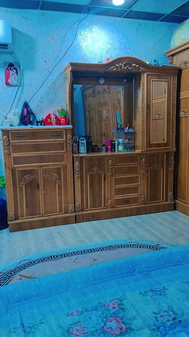 غرفه ملكيه. طابقين. تسكام   السعر مليون او 100. بيه مجال.  يرجى الاتصال.                    ***********
