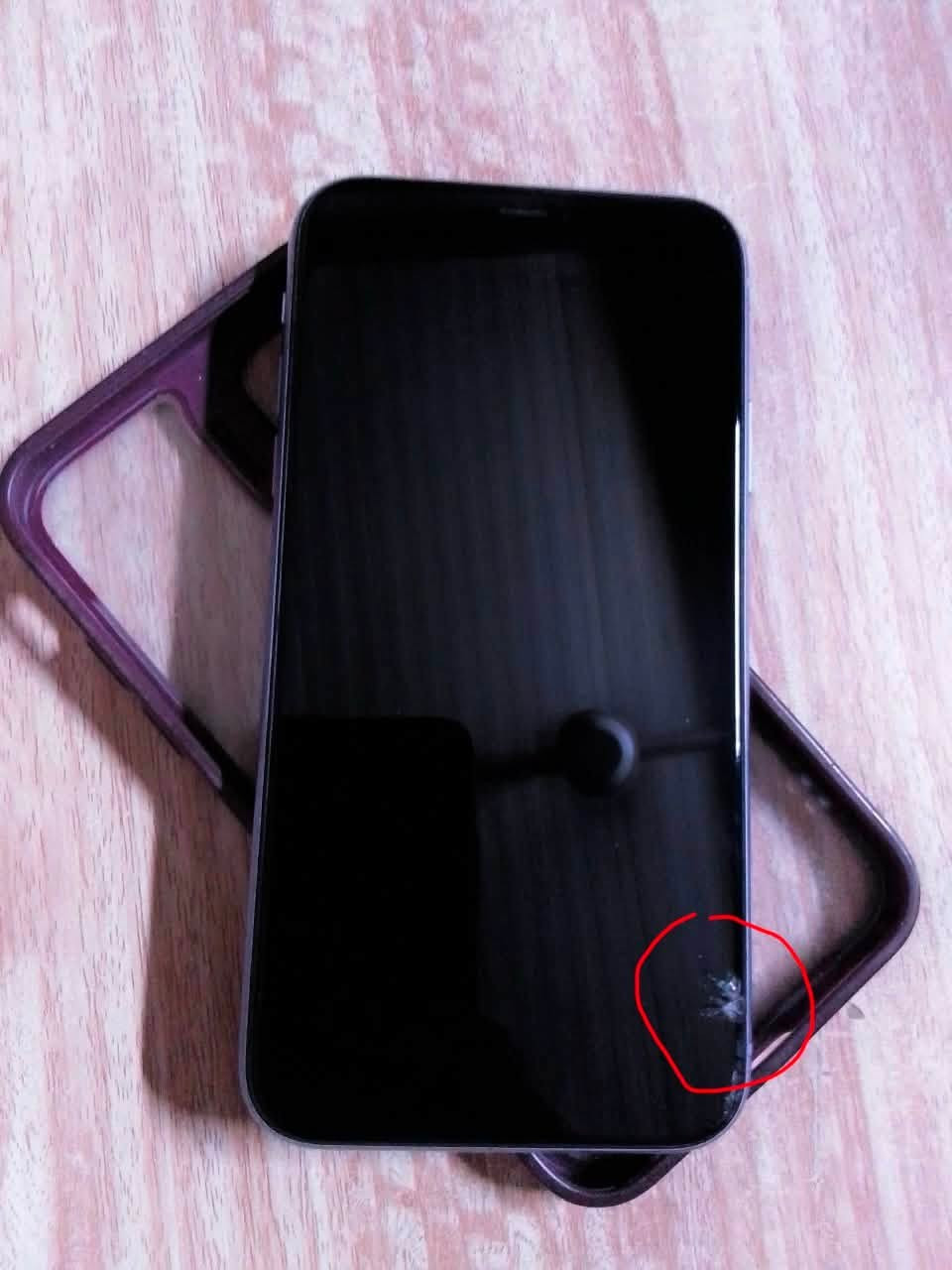 جهاز iphone 11 العادي 
نموذج M
ذاكرة128
بطارية91
الاضرار:-
1-فقط سماعة المايكروفون المستقبلة للصوت عند الكالمات بيها خلل 
2-الكاميرا الامامية تشكل اثناء التصوير فقط وليس عند تسجيل الفيديو مع غواش طفيف 
3-كسر في الشاشة الامامية مثل ماموضح بلصورة من دون تاثير عند الاستخدام 
السعر خاص-***********
