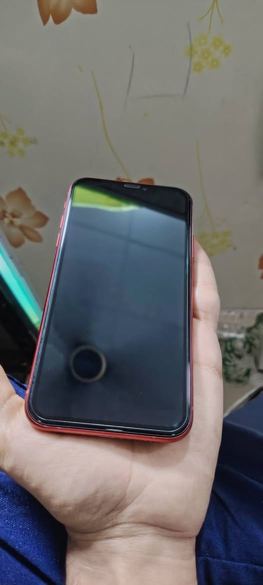 آيفون XR • بطارية ٧٧٪ • شخط بالكفر