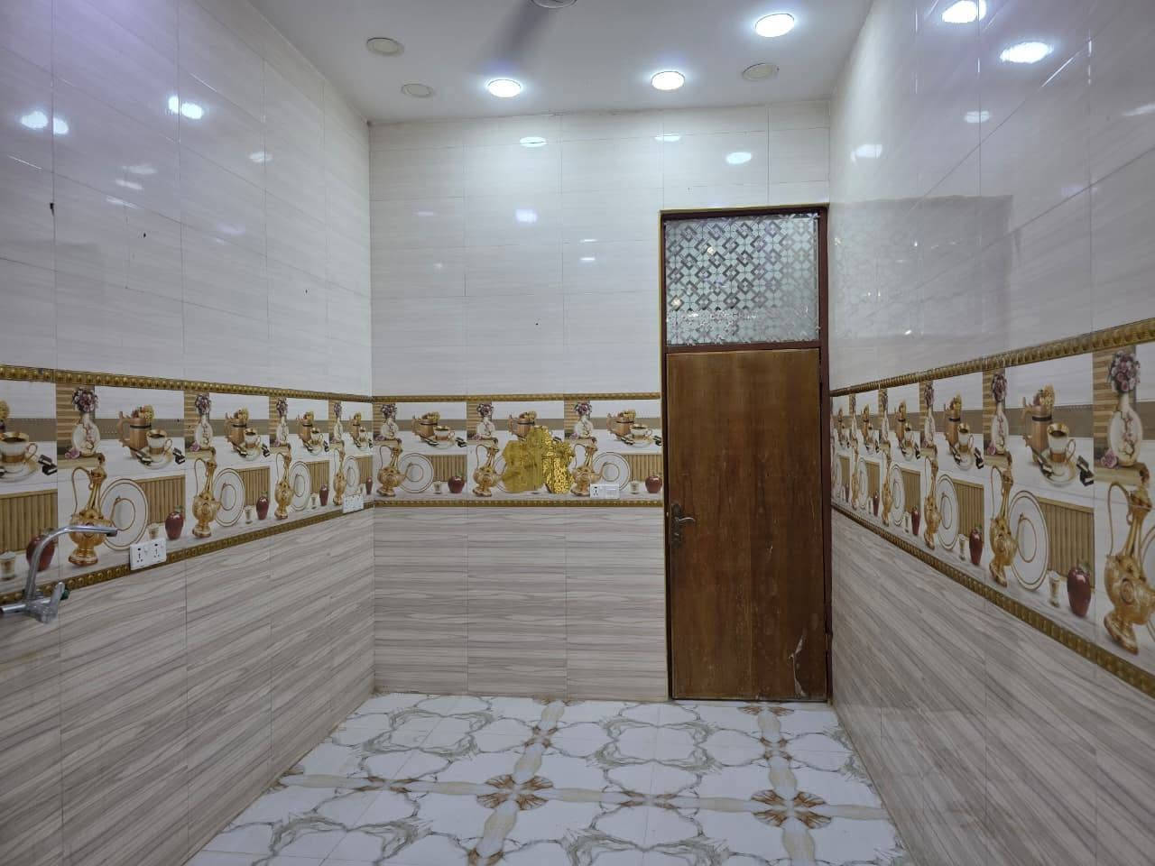 السلام عليكم دار سكن للبيع حديث غير مسكون في الكوت منطقة حي الحكيم نزلة الوائلية بالقرب من الشارع العام وبالقرب من شارع الصب مساحتة 150م وشارعة 10م البناء طابوق درجة اولى والسقف صب مسلح والارضية والجدران سيراميك ويتكون البيت من غرفة وصالة واستقبال ومطبخ وصحيات داخلية وخارجية وكراج ومرقم من قبل البلدية ومتوفرة كافة الخدمات ماء وكهرباء ومجاري رئيسة السعر 55 وبي مجال الاستفسار الاتصال على هذا الرقم ***********
