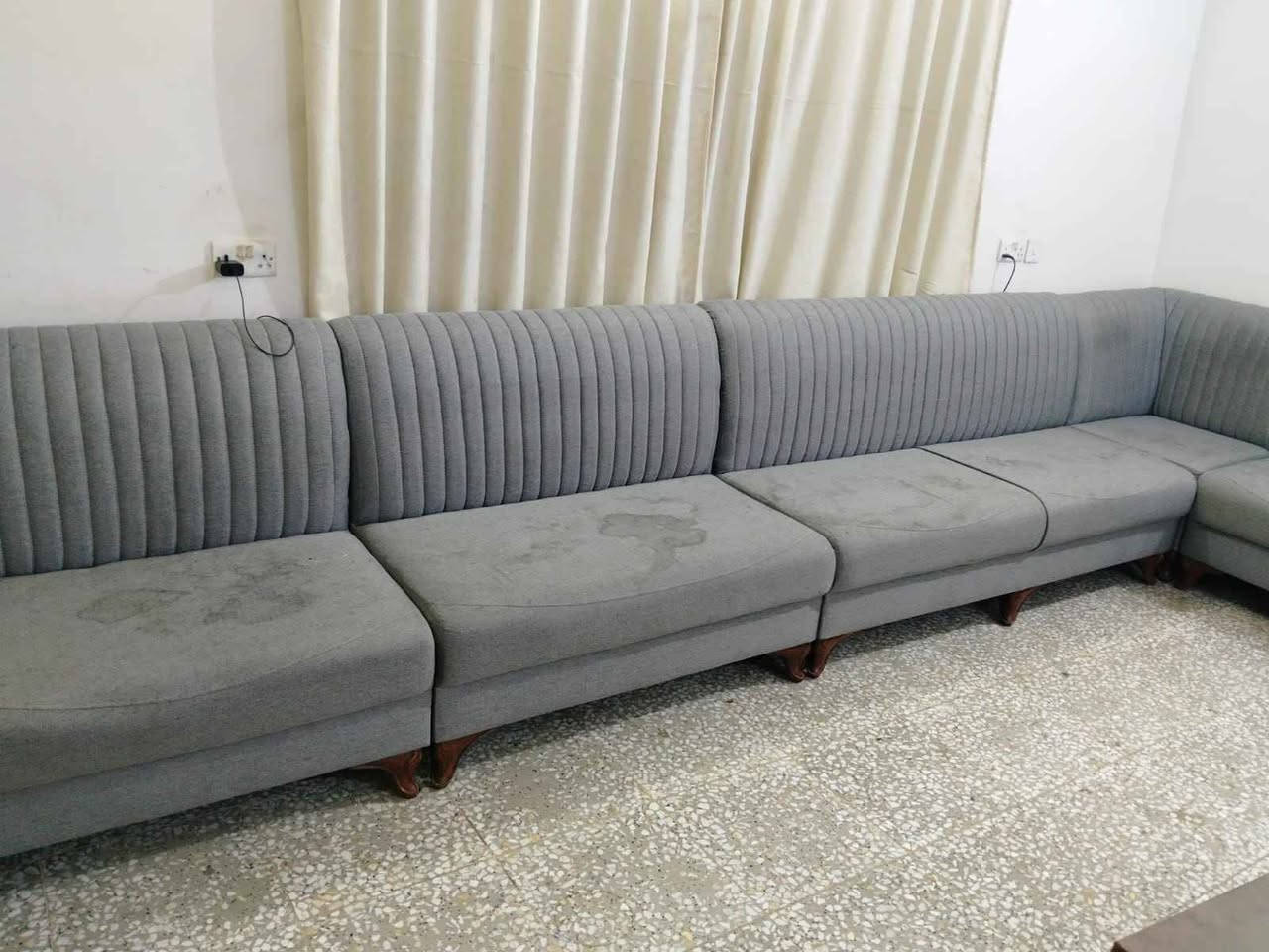 سلام عليكم ديوان قياس ٧ ونصف متر شغل درجة اولى كلة بلوك مستعمل قليل فقط بي وصخ بالمقعد بس ينغسل يروح العنوان الحسينية للبيع السعر ٦٠٠ الف وبي مجال, ‏‪***********‬‏ بغداد, العراق
