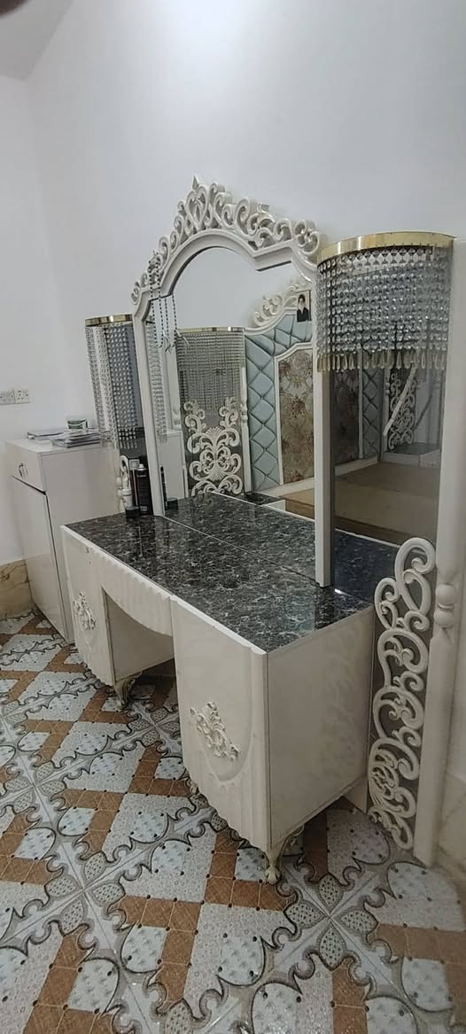 غرفه تركي للبيع خمسه باب نظيفه جدا الجربايه تسكام   للمعلومات أكثر الاتصال على *********** و ***********
