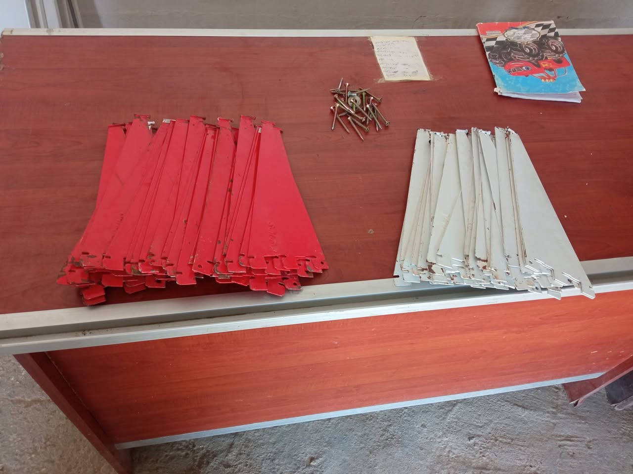 للبيع
الرفوف والشيالات والمساطر والبراغي وجويات كاملات 
ميز كاشير وميز عرض 
عارضات جبس حديد ٢ وكارتون ٢
الاتصال ***********
