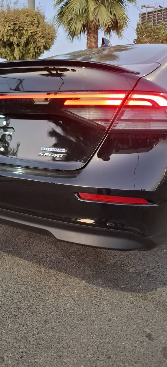 هوندا أكورد 2025 - فئة سبورت (Sport) 🚗.
📌 بيانات السيارة الأساسية:
الموديل: 2025
الفئة: سبورت / Sport
الممشى: 13,000 ميل فقط
🛠 تفاصيل البودي والضرر:
البودي: بونيد صبغ + جاملغ تعديل بارد (PDR) فقط.
البرشوت (الإيرباج): ستيرن + تحت الستيرن + دشبول (مفتوح سستم).
🌟 أبرز مواصفات فئة سبورت (Sport):
المحرك: 2.0 لتر هايبرد (أداء قوي واقتصادية بالوقود).
التصميم الخارجي:
ويل كب مقاس 19 إنش بتصميم رياضي مميز (Black Alloy).
سبويلر خلفي أسود لمظهر رياضي جذاب.
الشاشات والترفيه:
شاشة عرض لمسية كبيرة مقاس 12.3 إنش.
شاشة عدادات رقمية بالكامل (Digital Dashboard) مقاس 10.2 إنش.
دعم Apple CarPlay و Android Auto لاسلكياً (Wireless).
التجهيزات والراحة:
فتحة سقف.
مقعد السائق تحكم كهربائي.
ستيرن جلد رياضي مع دواسات تحكم بالسرعة خلف الستيرن (Paddle Shifters).
نظام تشغيل عن بعد + بصمة دخول وتشغيل.
إضاءة كاملة LED أمامية وخلفية.
أنماط قيادة متعددة (Sport / Normal / ECON).
أنظمة الأمان (Honda Sensing):
رادار تفاعلي ومثبت سرعة ذكي.
نظام المحافظة على المسار (Lane Keep Assist).
نظام الكبح التلقائي للطوارئ.
📞 للتواصل والاستفسار: [***********]
📍 المكان: [دهوك]
💰 السعر: [178 ومجال بسيط]
فقط بيع بدون مراوس سميل, دهوك
