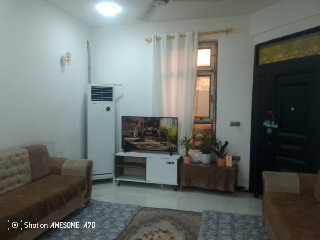 سلام عليكم بيع مستعجل بسعر مناسب بيت 100متر واجه 8×12 7نيسان خلف التربيه لاساسيه بناء حديث صب رفث جص وبورك البيت شغل درجه اولى يتكون ستقبال مطبخ صاله غرفه نوم مجمع صحيات مع صحيات خارجيه المنطقه مخدومه ماء كهرباء مجاي شارع صب كيبل ضوئي ***********
