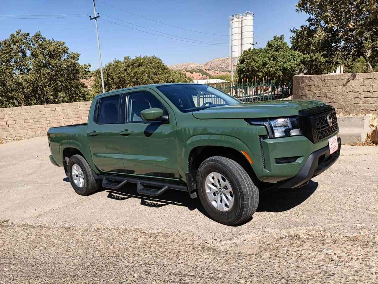 **بۆ فرۆشتن 🚨**  
**Nissan Frontier 2024 - 4x4**  
مۆتۆر: 3.8L V6 - 310HP  
گێر: ئۆتۆماتیک 9 گێڕ  
ئۆپشن: CarPlay بێ وایەر, کامێرا, Cruise Control  
حاڵەت: زۆر پاک 
**نرخ:** [نرخی  21000$]
بویاخ. دەرگە + جەمەلوخ  
**شوێن:** دهۆک  
**پەیوەندی:** *********** - 
KENDAL TRADING

نص مكتوب في الصور:
- PLC auction