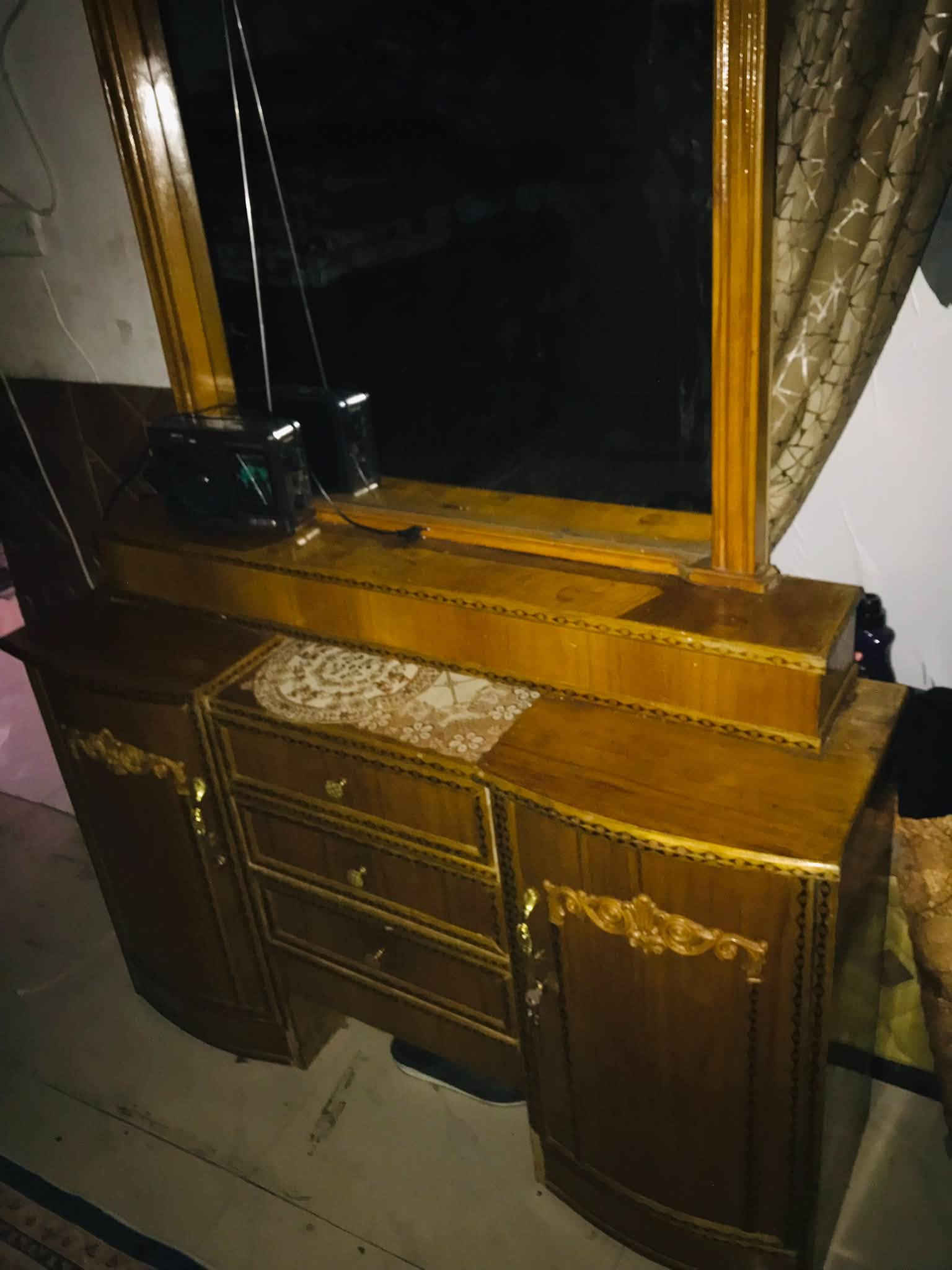 سلام عليكم عندي كنتور ١٢باب جديد كلش ويه زاويه خانتين وبابين  جديد بعته الكلمه صار شهرين من شترينه يسب البيع شويه جبير وتجي وتشوف نضافته ميز تواليت مالته جديد 3خانات ٢بيبان ومرايا سعر 700وبي مجال عنواني بغداد البلديات مقابل نادي الصناعه رقمي
*********** فقط رصيد 
*********** فقط وتساب
