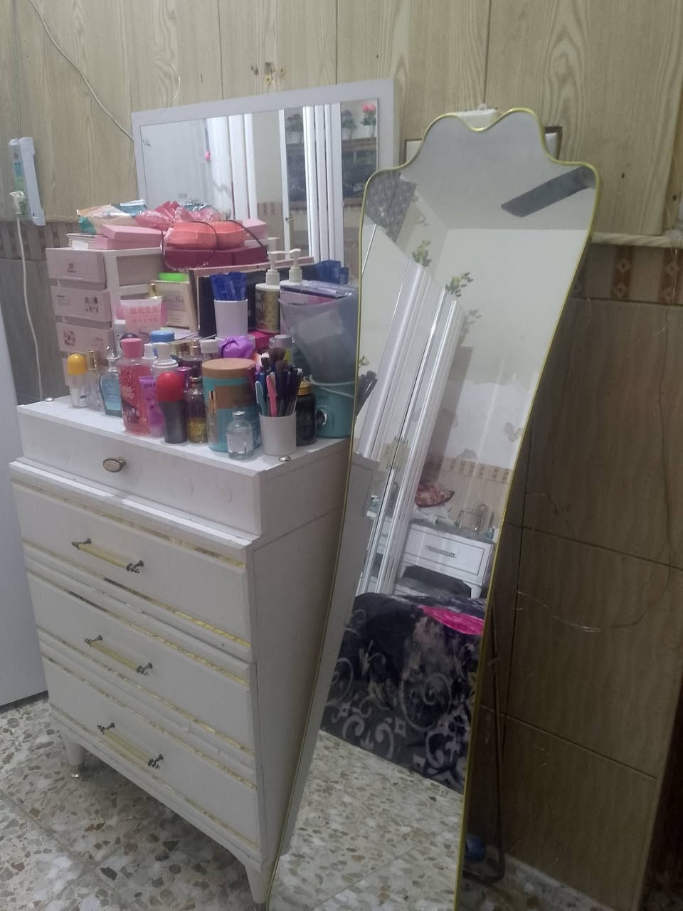 سلام عليكم غرفه نوم تركي 6 قطع اشتريتها 500 الف صار ثلث اشهر نضيفه رايدها 350الف قفل ملاحضه بس ابواب الكنتور يرادلهن شد رقم وتساب ***********
