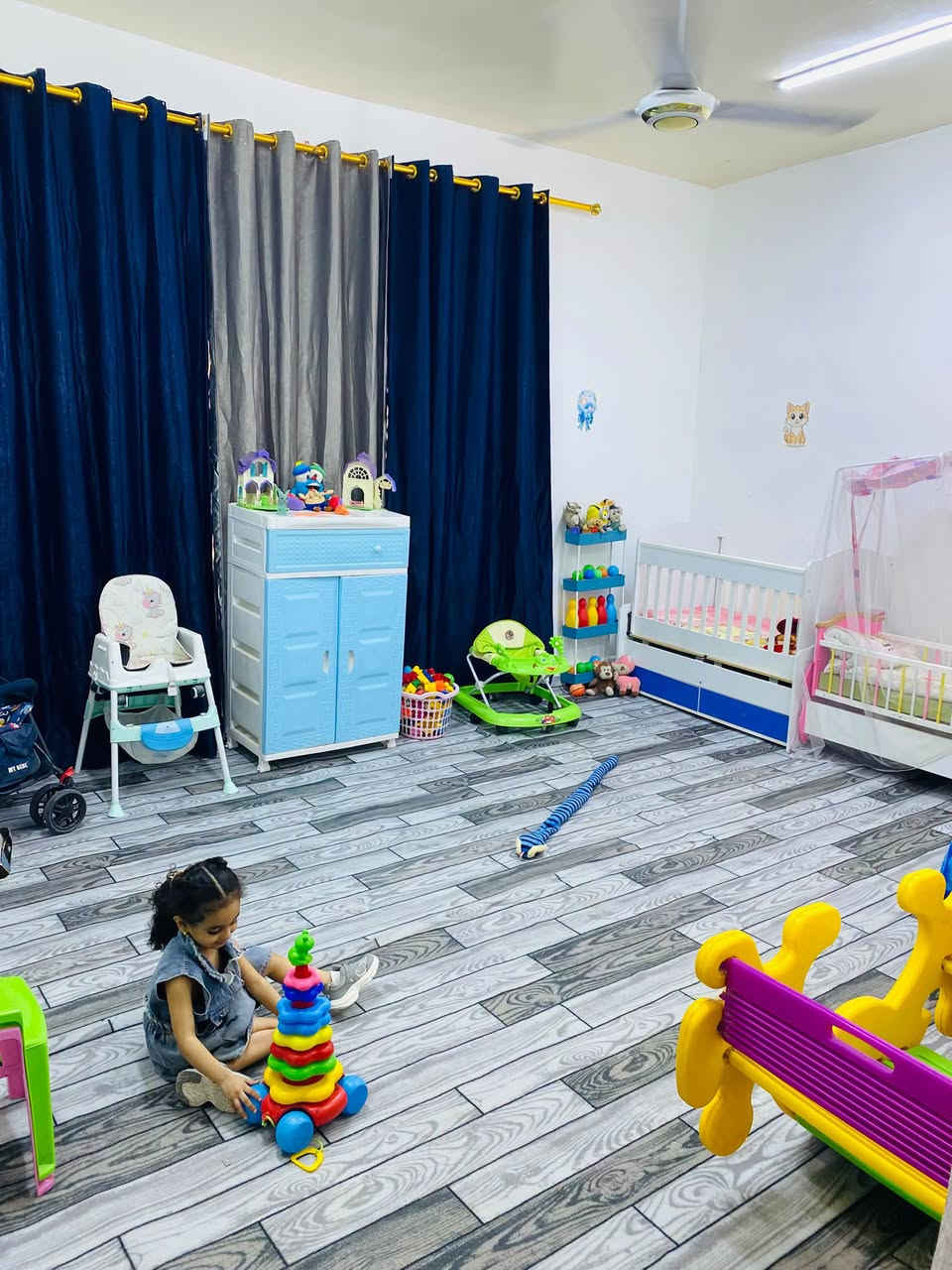 لأن طفلك يستحق أفضل بداية في بيئة تشبه دفء المنزل وأمان العائلة؛ يسرنا الإعلان عن افتتاح حضانة [الانوار] النموذجية، حيث نبني جيلًا سعيدًا ومبدعًا بالحب والرعاية.ماذا نقدم لطفلك؟ )بيئة آمنة ونظيفة: فصول مجهزة بأحدث وسائل الأمان والسلامة الصحية.رعاية متخصصة: من والمربيات ذوات الكفاءة والخبرة الطويلة في التعامل مع الأطفال.  الفئات العمرية المستقبلةنستقبل الأطفال من عمر6اشهرالعمر، ].أوقات دوام مرنة تناسب ظروف عمل أولياء الأمور (فترة صباحية / فترة مسائية).من 7صباحاً غايه 2:30
للمعلومات التواصل والحجزالعنوان: [الحصوه حي الانوار خلف المجمع الطبي ]الاتصال / ***********سارعو بالحجز فالأماكن محدودة![].. أطفالكم في أيدٍ أمينة. ✨❤️
