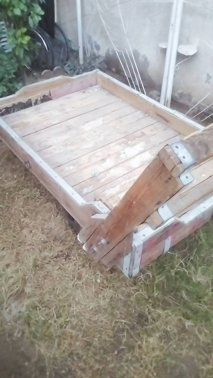 اسلام عليكم عربانه للبيع خشبها نضيف تايراتها جدد الطول 2متر العرض 1متر السعر 150بيها مجال عنواني بغداد الشعب ***********
