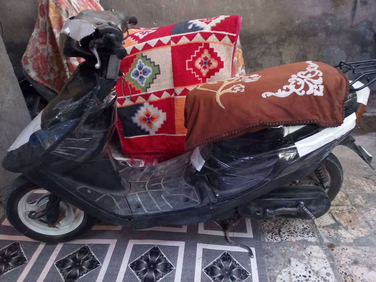 سلام عليكم 
دراجه بيجي للبيع مفتوحه مره وحده نهضه وشلعه قويه  خير من الله لايت عالي ناصي هورن شغال عداد بانزين يشتغل بس مال كيلو متر واير عوزه تواير نضيفات كفررات لون اسود 
دراجه خير من الله مستعجل على بيعته سعر 220 وبي مجال 
عوزه باتري وبيه صوت بل ترايش تكلف 5لالف
رقم *********** مابي وتساب فقط على خط 
او مراسله ع صفحه وبيكم حيل وتدللون
