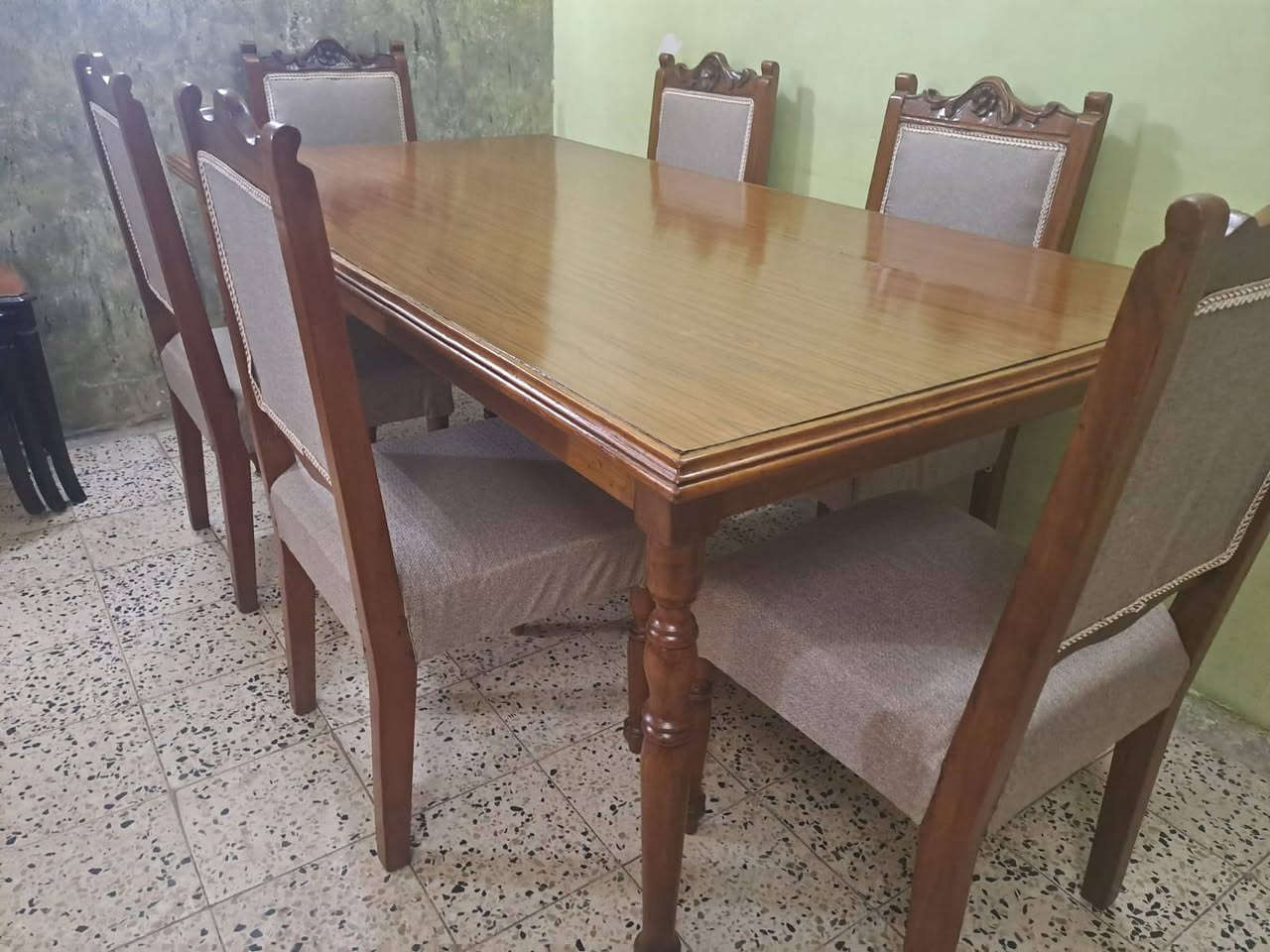 ميز طعام ٦ كراسي خشب صاج عراقي نظيف جدا بدون اي ضرر الاتصال ***********
