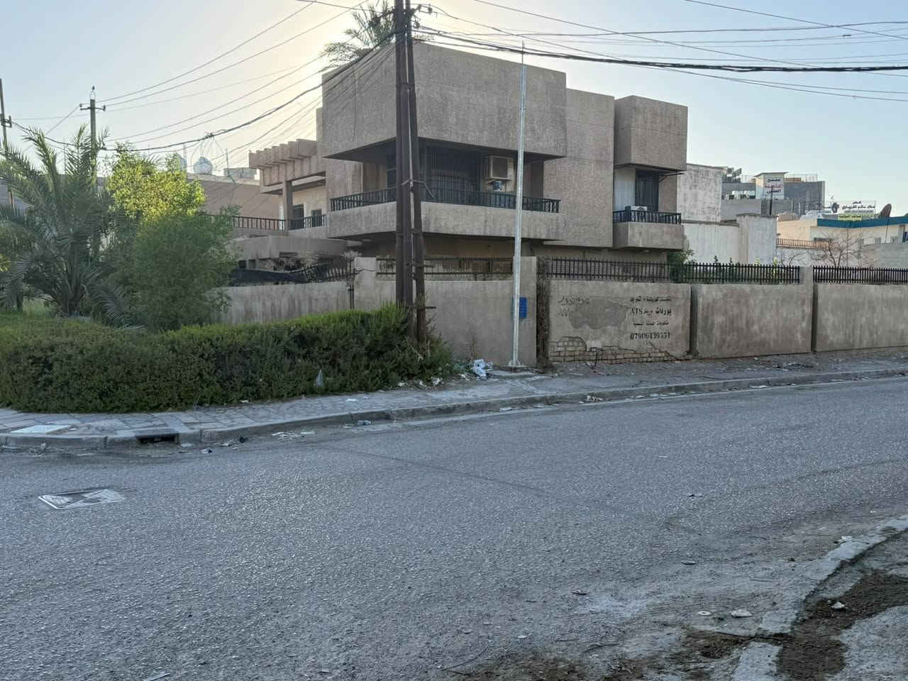 السلام عليكم دار للبيع 
في حي الجامعة شارع الربيع 
البيت ركن على شارعين 
مساحة العقار ٦٦٠ في السند 
واقع حال أكثر 
للاستفسار الاتصال 
***********
