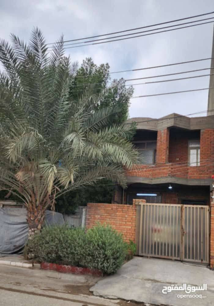 دار 134 متر للبيع واجهه 5.35متر نزال 25 موقع  يصلح تجاري اوسكني خدمي السريع ارضيه مرمر شبابيك pvc تاسيس كامرات وتأسيس سبالت باب قاصه رصيف واسع
الطابق الارضي استقبال وهول داخلي ومطبخ معزول وغرفة نوم وصحيات حديثه درجه اولى
الطابق الثاني غرفتين نوم واسعه جدا مع صحيات وحولي 
البيت نقص واجهه فقط حي الاعلام قرب باجه ابو طلال خدمي السريع
للتواصل *********** والماسنجر مفتوح

نص مكتوب في الصور:
- Galaxy S22 Ultra 09 جوان 2025 4:05 م
- Galaxy S22 Ultra 09 جوان 2025 4:08 م
- السوق المفتوح opensooq.com
- السوق المفتوح opensooq