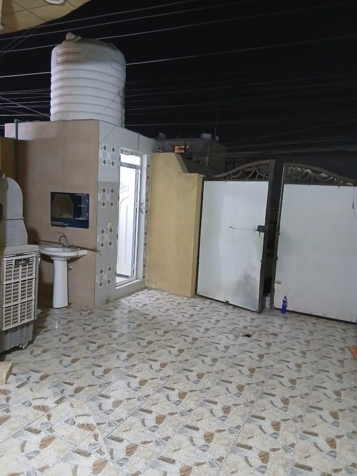 السلام عليكم بيت للبيع المساحه 145متر الواجهه6الاربع النزال 25طابق واحد يحتوي على استقبال ومطبخ وصاله وغرفة نوم وصحيات البيت كامل من كلشي ميحتاج اي شي السعر 110للاستفسار اتصل على الرقم الموجود *********** غير متواجد على الفيس
