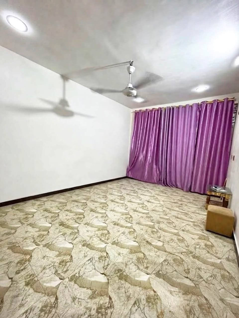 دار للبيع 🏡
المساحة: 120 متر مربع (طابقين - سند 25 زراعي)

الواجهة: 7.5 م | النزال: 16 م

 المحتويات:

 الطابق الأرضي: كراج سيارة مع صحيات خارجية. واستقبال واسع ، غرفة نوم، مطبخ واسع، حمام وصحيات،

 الطابق الثاني: غرفتين نوم، حولي، حمام وصحيات، وبلكونات أمامية وخلفية.

 العنوان: كميرة - شارع المركز - فرع أسواق الواثق.
السعر 145 وبي مجال

📞 للاتصال والاستفسار:

 واتساب: ⁠***********⁠

 رصيد: ⁠***********
