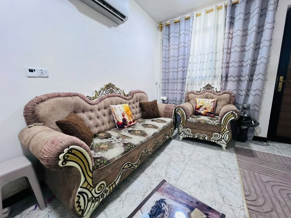 عندي هذا التخم عارضته للبيع ملكي اخو الجديد مبي اي خدش او كسر او سفنجه نازله ومثل مدتشوفون عرضته لان مكاني صغير ميكفي هو 10مقاعد

مكاني حي العامل الي يريد واتساب او يتصل ع هذا الرقم ***********
