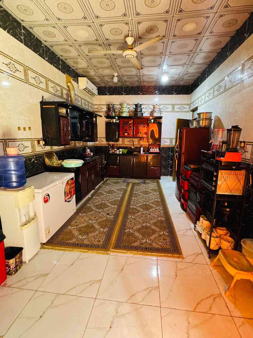 للبيع مساحه ٢٤٠ بناء درجه اولى كله طابوك سقف صب كونكريت اساس صب صطح شتايكر يحتوي على غرف عدد٢ استقبال ١٠ متر صاله ١٢متر مطبخ ٧ متر منور عدد ٢ حمام داخلي  وحمام وتواليت مشترك خارجي وتواليت خارجي البيت كله سيراميك ارضي وجداري البيت حيل متعوب عليه بس الظروف تحكم العنوان السبل مقابيل السجن الإصلاحي قرب مختار او مولده بهاء السعر ٩٣ بي مجال بي وصل تطويب يعني مسوي معامله بي وكهرباء مسجله بالدائرة *********** واتساب
