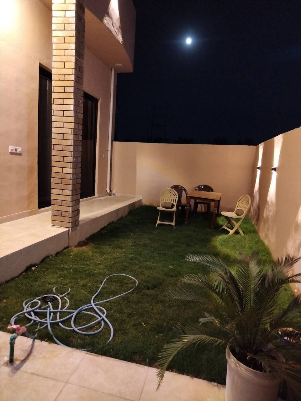 بيت للبيع في بعقوبة قريب من الطريق السريع قرب تقاطع السادة مساحته 150 م2 طابو زراعي سند 25 يحتوي على غرفتين نوم وحدة منهم سويت  وهول ومطبخ حار وبارد ويحتوي على اثاث تخم قنفات وغرفة نوم ما عدا المراوح وثرية وسخان وماطور مي ومتوفر الكهرباء والماء والمجاري.. من يرغب بالشراء الاتصال عالرقم ***********
