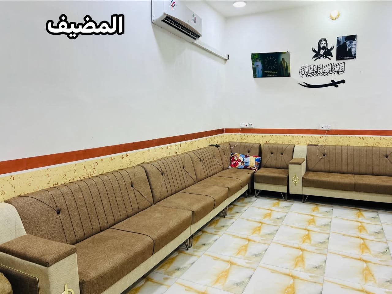 اسلام عليكم دار للبيع حي ذويب  الثاينه المساحه 240 متر تتوفر بيه كافه الخدمات تبليط للباب مولد قريب مجاري ع بزل بناء حديث السعر خاص للاستفسار لاتصال  ع رقم *********** +++ يوجد مشتمل للبيع ايضا قريب ع البيت بناء حديث ونفس الخدمات

نص مكتوب في الصور:
- الواجهه
- واجهه كامله
- المضيف